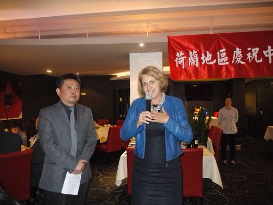 安多芬市副市長Monique List在南荷蘭僑胞舉行慶祝中華民國102年國慶餐會上致詞，旁為台灣商會會長楊明。