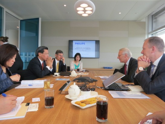本處李大使光章陪同經濟部梁次長國新拜會荷蘭Philips公司與高層主管討論產業合作事