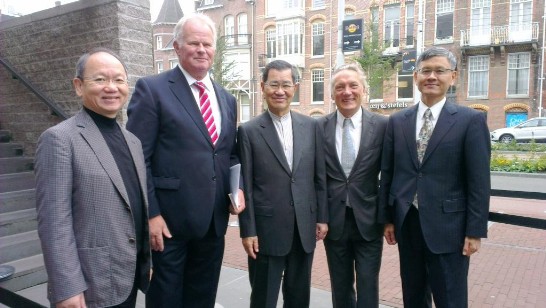 蕭前副總統萬長率領中華民國工商協進會代表團訪問歐洲，首經荷蘭，適逢周末，