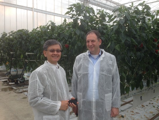 李大使拜會荷蘭最大溫室科技顧問公司GreenQ，與該公司董事長Aad van den Berg合影留念。