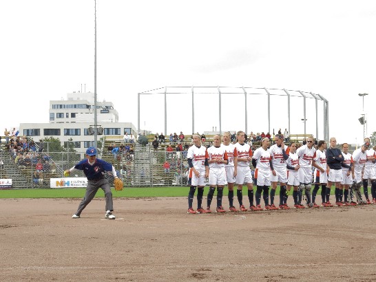 本處李大使光章應邀為「2014年世界盃女子壘球錦標賽」台荷之戰開球