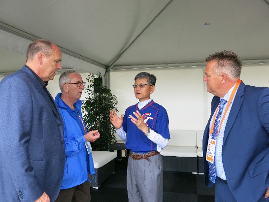 本處李大使光章8月16日前往Haarlem球場，拜會「2014年世界盃女子壘球錦標賽」大會主席Peter van der Aart，並為中華隊加油