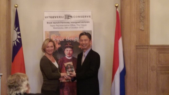 荷治時期臺灣歷史小說”Formosa, Voorgoed Verloren”作者Joyce Bergvelt致贈周大使首冊簽名書。