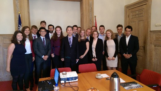 Representative Tom Chou meets with the Netherlands-Asia Honors Summer School program students on June 18, 2015. The group will visit Taiwan for a 5-week study in the summer.