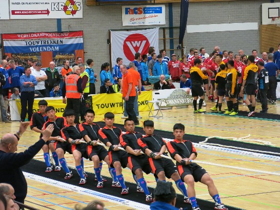 南投高中青少年隊於荷蘭2016室內拔河錦標賽比賽一景，並獲青少年隊冠軍。