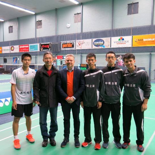 3/6周大使前往荷蘭哈連舉辦之2016國際青少年羽球公開賽為我台灣選手加油打氣，賽後與大會主席Patrick及台灣選手、領隊教練合影。