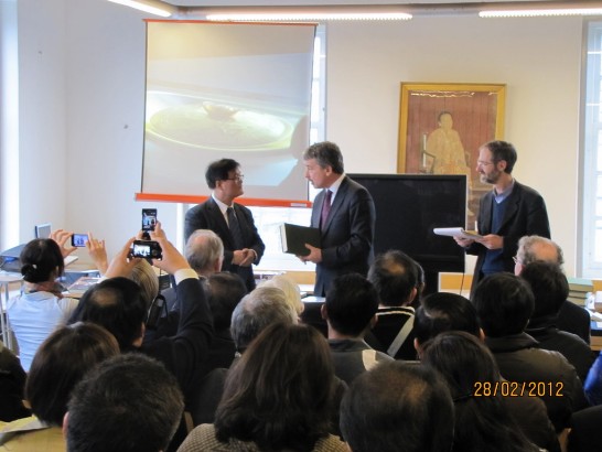 Paelabang danapan, minister of Council of Indigenous Peoples, presents books to the Leiden University.