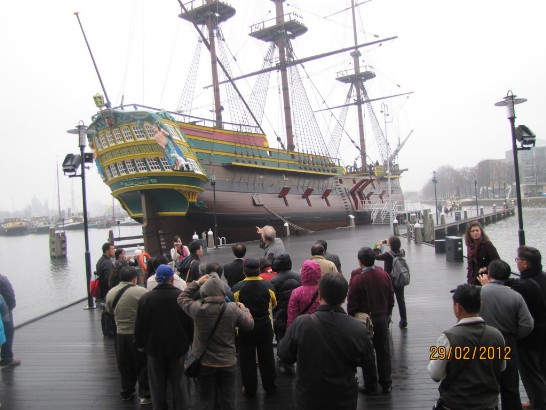Delegation of Taiwan’s indigenous peoples tours the Maritime Museum in Amsterdam.