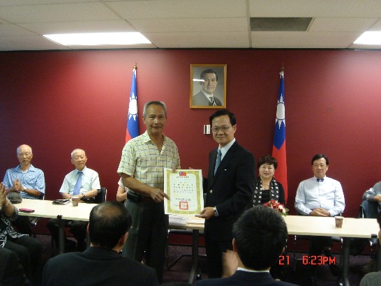 丁處長代表僑務委員會轉致黃理事長僑務顧問之聘書