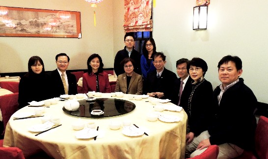 前排右起：郭僑務顧問力銘、翁院長夫人、翁院長、李前院長、李前院長夫人、丁總領事夫人、丁總領事、陳秘書