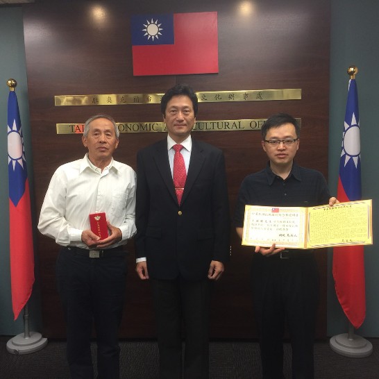 駐奧克蘭臺北經濟文化辦事處處長周中興轉致「中華民國抗戰勝利紀念章」