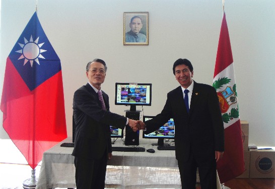 En la sede de la Oficina Económica y Cultural de Taipei en el Perú se realizó el día 18 de Octubre de 2013 el acto simbólico de entrega de la donación de 20 Computadoras, destinadas a diversos colegios de Chanchamayo y Huancayo. El acto fue presidido por el Embajador Jaime Chin-Mu Wu, Representante de la Oficina Económica y Cultural de Taipei, y el Arq. Hildebrando Tapia Samaniego, Parlamentario Andino.