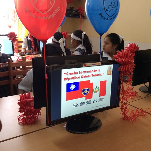 Los alumnos del colegio demuestran sus obras hechas con la computadora donada por el gobierno de Taiwan