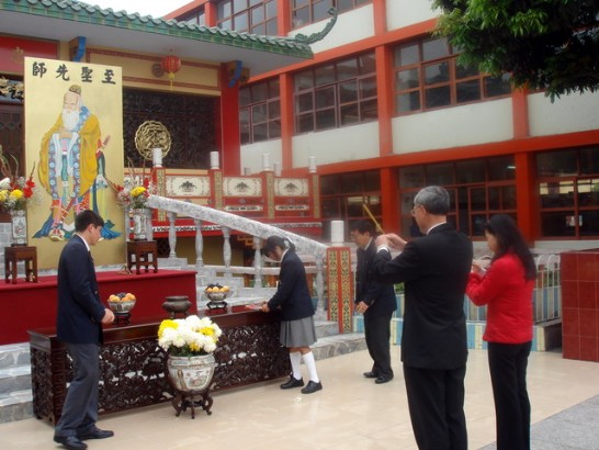 Rindiendo homenaje a Confucio en el Colegio Diez de Octubre