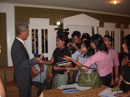 El Sr. Huang Lien-Sheng, Representante de la Oficina Economica y Cultural de Taipei en el Peru, hablo con periodistas peruanos el 6 de marzo de 2009 sobre las relaciones comerciales entre Taiwan y Peru.