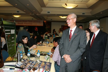 El representante de la Oficina Economica y Culutral de Tapei en el Peru, Sr. Huang Lien-sheng saluda a los empresarios visitantes de la mision comercial de Taiwan durante la rueda de negocios, realizada en el dia 16 de marzo de 2009.