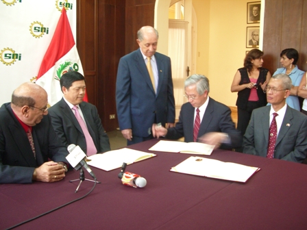 在國貿局副局長蔣士煌及駐秘魯黃代表聯昇的見證下，貿協副秘書長葉明水與秘魯工總主席Eduardo Farah共同簽署合作協定，以交換商訊及互助推廣產品。