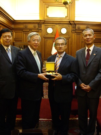 A raiz de la visita protocolar, El Sr. Eric Chiang, subdirector general de la Junta del Comercio Exterior de Taiwan, le entrego un presente al Primer Vice Presidente del Congreso, Sr. Alejandro Aguinaga, acompanados del Sr. Walter Yeh, vice presidente ejecutivo de TAITRA y el Sr. Huang Lien Sheng, representante de la Oficina Economica y Cultural de Taipei en el Peru.