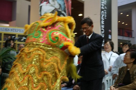 Danza del Leon recibiendo el sobre rojo
