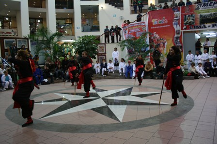 2009.07.18秘魯木棍班師生於「台灣文化週」閉幕中示範。