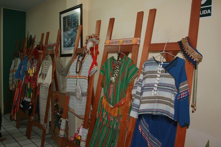 Exhibicion vestimenta y articulos aborigenes de la maestra Ku
