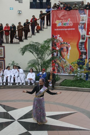 Demostracion de danza aborigen, maestra Ku