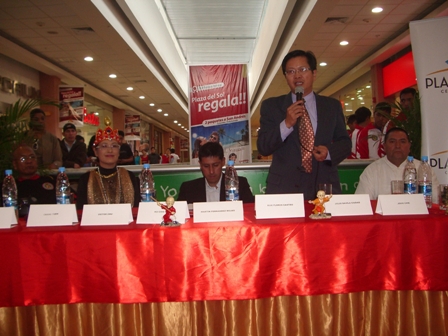 El Sr. Victor Chu, Director de Informacion de la Oficina Economica y Cultural de Taipei en el Peru, en representacion del Embajador Huang Lien Sheng, participa en la rueda de conferencia convocada por la Federacion Peruana de Kuo-su para una demostracion del 25 de julio de 2009.