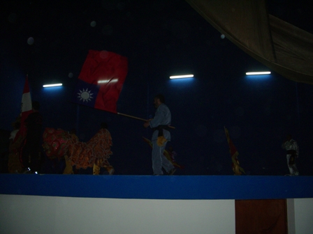 Un instructor de la Federacion Peruana de Kuo-su recorrio el escenario con la bandera de la Republica de China (Taiwan)durante la demostracion el 25 de julio de 2009.