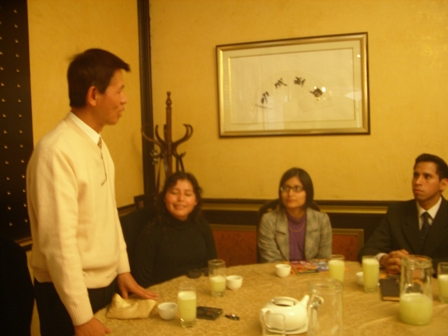 El Sr. Embajador Huang Lien Sheng, representante de la Oficina Economica y Cultural de Taipei en el Peru, hizo palabras durante el almuerzo de despedida a los becarios 2009. 