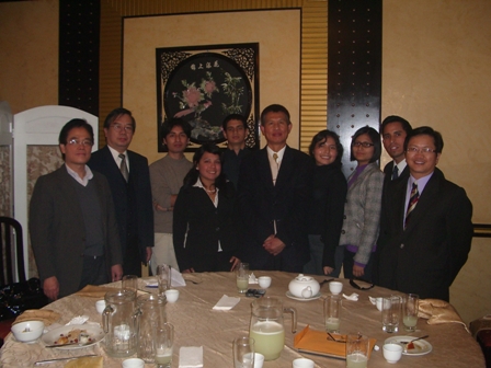 El Sr. Embajador Huang Lien Sheng, representante de la Oficina Economica y Cultural de Taipei en el Peru,acompanado de diferentes directores de divisiones, posa la foto con becarios de 2009.  