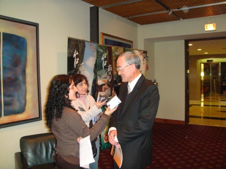 Periodistas entrevistando al Sr. Huang.
