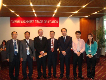 Miembros de la delegacion con el Emb. Alejandro Huang.