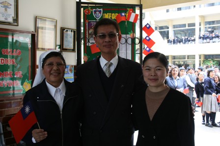 Foto Representante de la Oficina Economica y Cultural de Taipei y Directora del Colegio Nino Jesus de Praga. 
