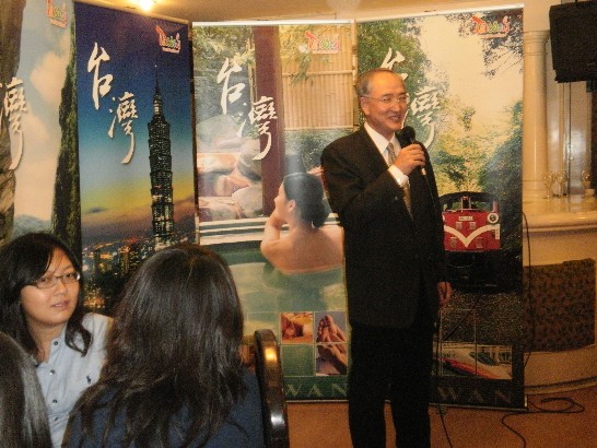 駐秘魯代表處黃榮國代表祝福鄉親虎年行大運