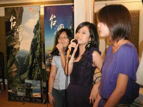 在秘魯的年青學子唱出青春與活力