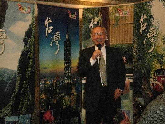 黃代表唱客家山歌及西班文歌曲