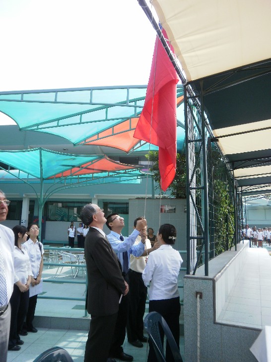 拜倫勳爵(Colegio Lord Byron)學校於開學典禮升中華民國國旗並播放國歌