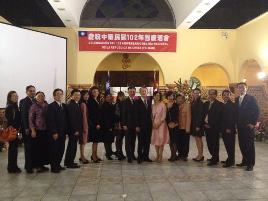 駐秘魯代表處吳大使進木夫婦與駐處同仁及顧員於國慶酒會會場合影