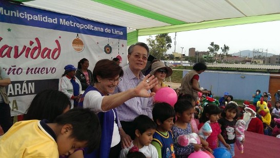 本處吳大使進木夫婦於本(12)月21及22日下午與利馬市長Susana Villarán在利馬San Juan de Lurigancho區及Villa María de Triunfo區共同主持「聖誕節慈善活動」，活動首先由祥龍、祥獅獻瑞及武術表演揭開序幕，熱鬧的鑼鼓聲炒熱現場氣氛，在場民眾頻頻以熱烈掌聲回應，接著由V市長與吳大使夫婦共同發送聖誕玩具予在場的孩童，共度一個不同以往的聖誕佳節。