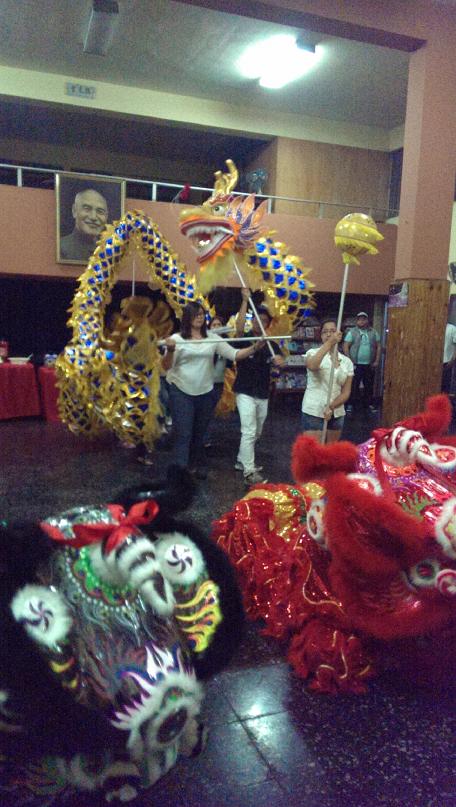 本處吳大使進木夫婦於本(12)月20日晚間應秘魯利馬中山醒獅團邀請出席該團在華僑總會會館舉辦之「新龍新獅開光點睛典禮」，續由該團團員表演精采的舞龍舞獅，鑼鼓喧天熱鬧滾滾，將全場歡樂氣氛帶到最高潮。