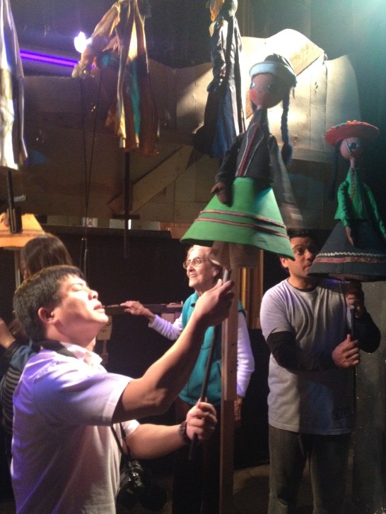 我國「台原偶戲團」一行於11月27日拜會「秘魯Kusi Kusi偶戲團 」，就東西方偶戲歷史沿革、特色等彼此交流，並贈送一尊台灣布袋戲偶與秘魯偶戲團留念。