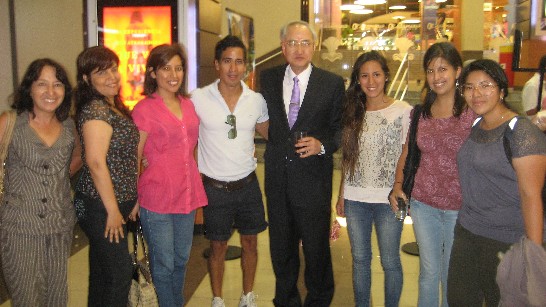 駐秘魯代表處與秘魯Cinemark戲院、秘魯國家圖書館合作自3月16日至4月10日辦理「動感台灣電影欣賞會」，欣賞李安「少年Pi的奇幻漂流」影片，並放映紀錄影片「不老騎士--歐兜邁環台日記」、「司馬庫斯」及電影「不能沒有你」等，深獲秘魯各界民眾及僑界友人歡迎。