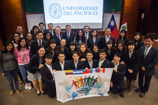 我國際青年大使團在秘魯外交部經濟推廣司長Guido Loayza大使精心安排下，分別與太平洋大學及利馬商會學院學生進行交流。