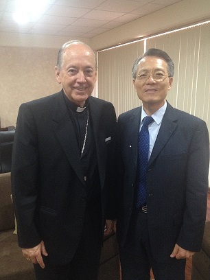 本處吳大使進木於本(2)月5日偕王秘書瑞達前往秘魯主教公署拜會樞機主教Juan Luis Cipriani。雙方在輕鬆氣氛中就台、秘兩國經貿交流、兩岸關係進展、我國天主教會發展現況、秘魯近20年來經濟建設及本處業務等交換意見。