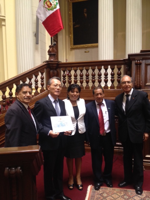 駐秘魯代表處吳大使進木於本(4)月5日上午應「秘魯前國會議員協會」邀請，出席該協會在國會主辦之「重申民主日典禮暨國際合作研討會」並發表演說，介紹台秘雙邊合作計畫現況。