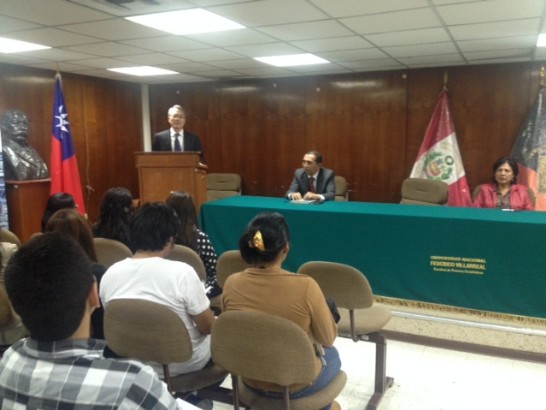 駐秘魯代表處吳大使進木於本(5)月29日偕王秘書瑞達應「國立Federico Villareal大學」邀請，出席該校經濟學院主辦之「認識台灣經濟社會發展」座談會，並發表演講，介紹台秘雙邊交流現況。