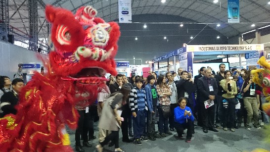 駐秘魯代表處吳進木大使於19日下午偕代表處同仁主持「台灣館」開幕活動，秘魯外交部官員、利馬商會代表、旅秘台灣商會、傳統僑社、秘魯企業、媒體友人等出席踴躍，駐處特別安排舞龍舞獅開幕助興，吸引大批民眾前往台灣館參觀。