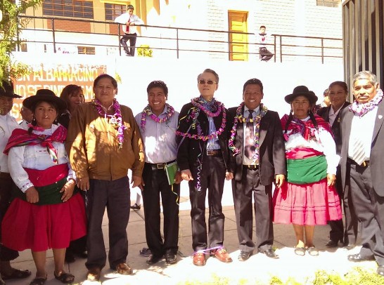為協助秘魯縮短城鄉數位教育落差，我政府捐贈電腦一批協助聖Tacna省Tarata市Coronel Gregorio Albarracin學校成立電腦教室。吳大使與國會議員巴里、Tarata市長及校長合影。