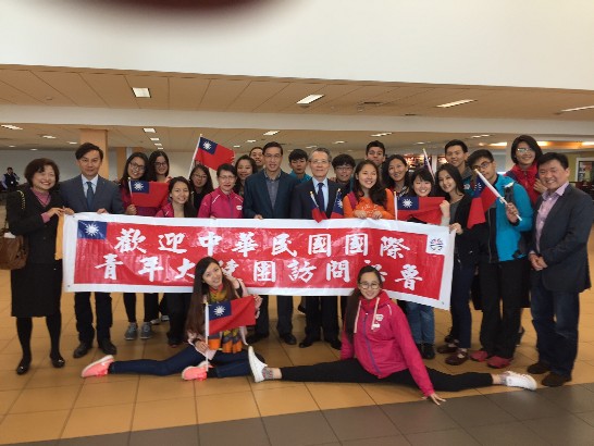 國際青年大使團一行20在外交部曹立傑大使帶領下於本(9)月14日訪問秘魯至18日，吳進木大使偕同駐處同仁前往接機歡迎。