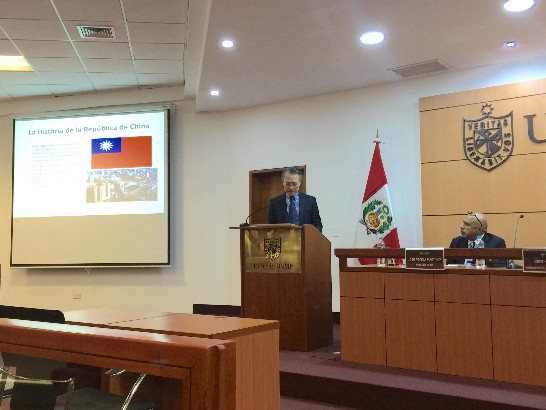 駐秘魯代表處吳大使進木應San Martin de Porres大學「國際關係研究中心」(CERIN)主任Jose Arcela Martinez教授邀請，於本(9)月28日前往該校法學院演講，分享台灣發展經驗，受到現場160餘位師生熱烈歡迎。